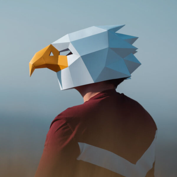 Máscara de águila de papel 3D hecha con plantillas de un PDF descargable