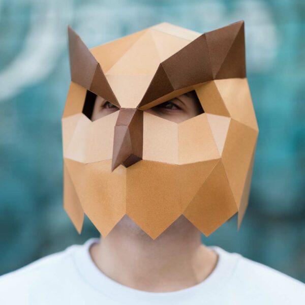 Máscara de búho de papel 3D hecha con plantillas de un PDF descargable