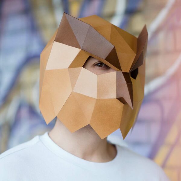 Máscara de búho de papel 3D hecha con plantillas de un PDF descargable