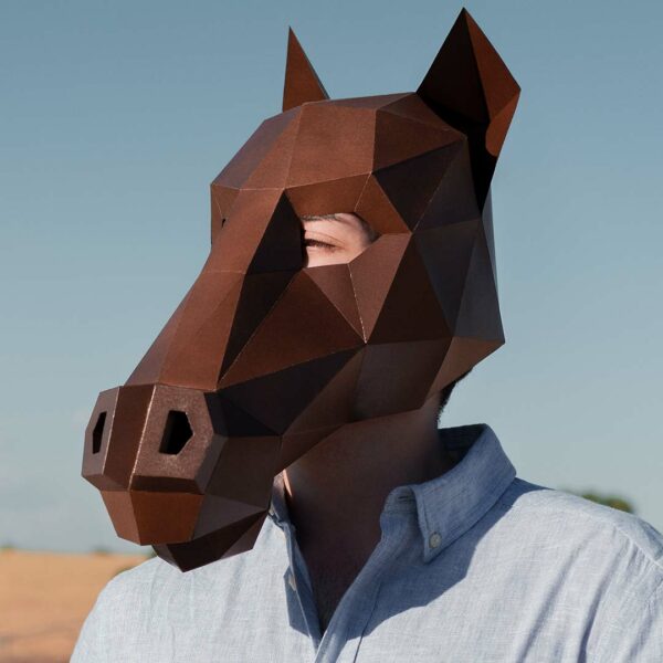 Máscara de caballo de papel 3D hecha con plantillas de un PDF descargable