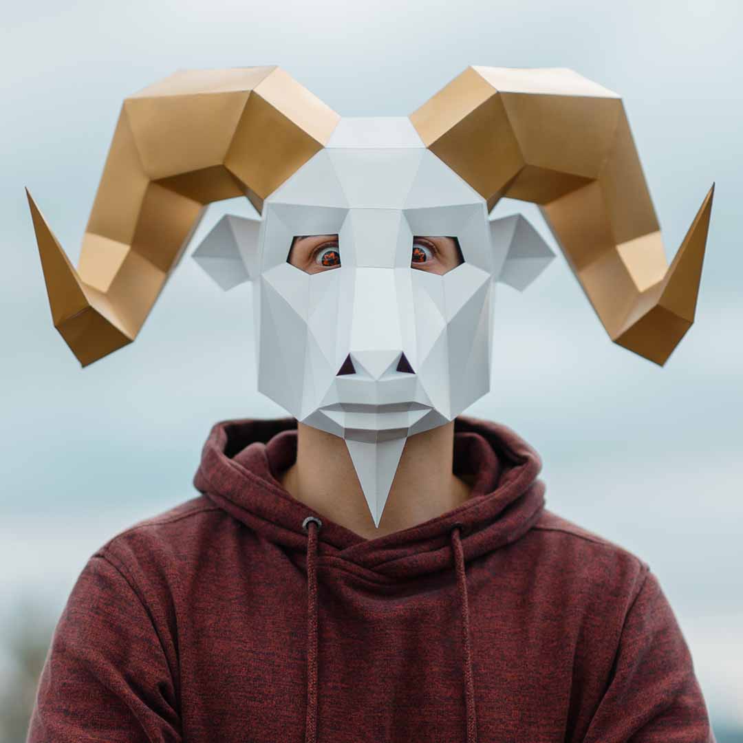 Máscara de cabra de papel 3D hecha con plantillas de un PDF descargable
