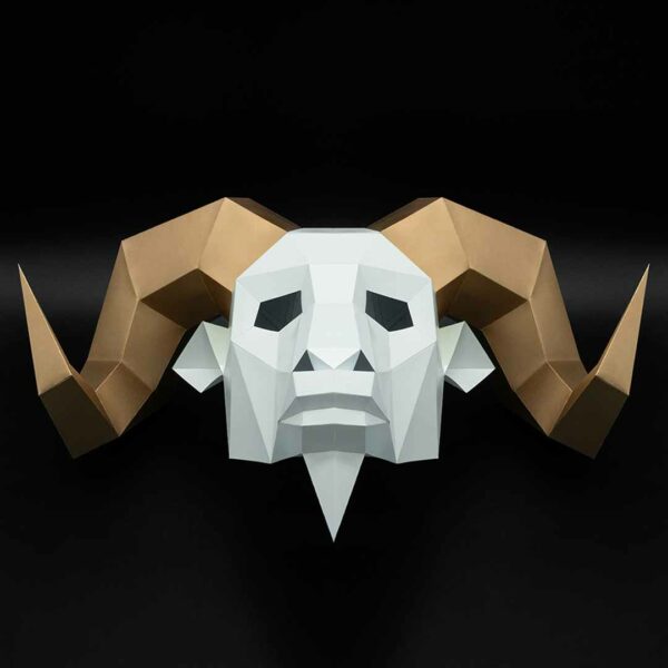 Máscara de cabra de papel geométrica hecha con plantillas de un PDF descargable