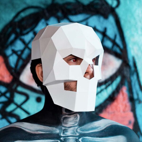 Máscara de calavera de papel 3D hecha con plantillas de un PDF descargable