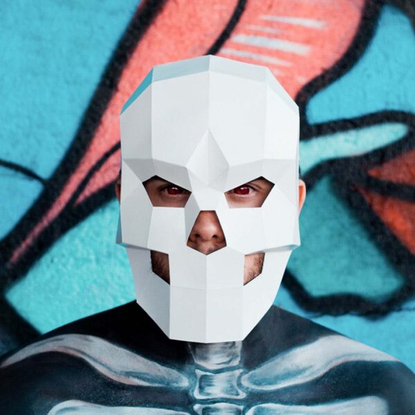 Máscara de calavera de papel 3D hecha con plantillas de un PDF descargable