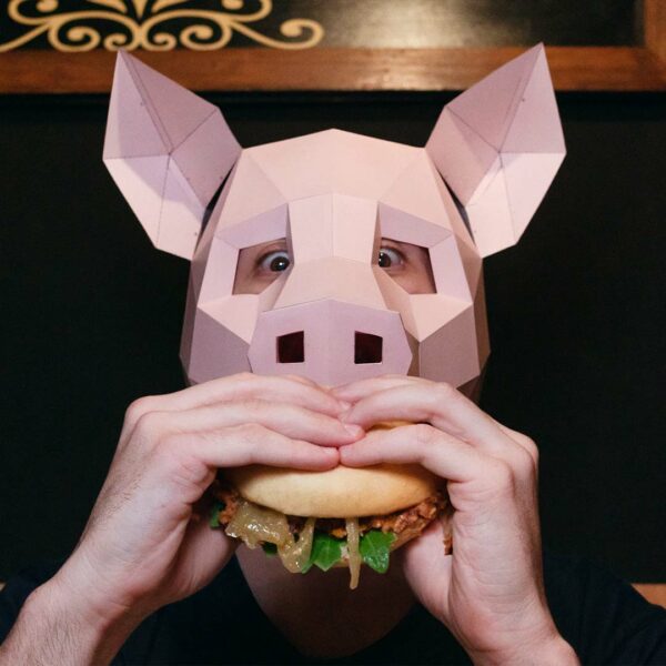 Máscara de cerdo de papel 3D hecha con plantillas de un PDF descargable