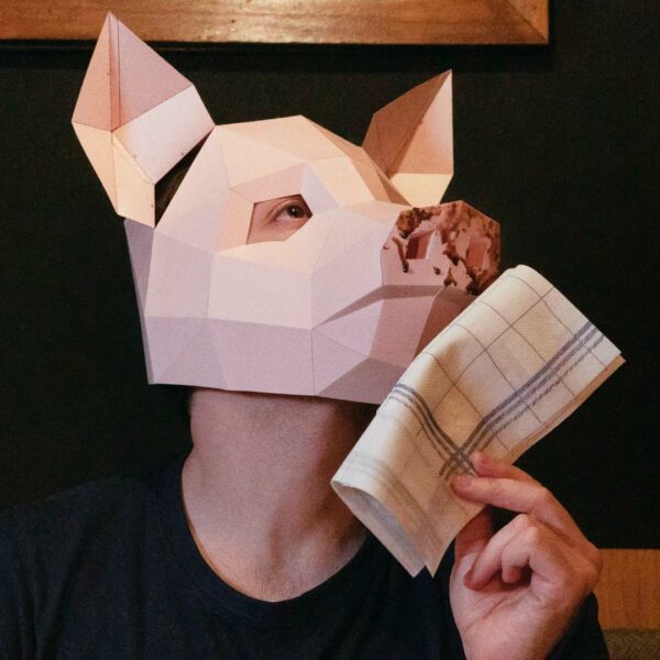 Máscara de cerdo de papel 3D hecha con plantillas de un PDF descargable
