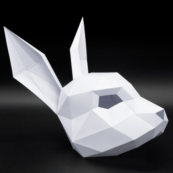 Máscara de león de papel geométrica hecha con plantillas de un PDF descargable