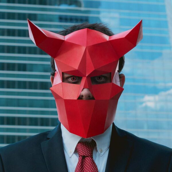 Máscara de demonio de papel 3D hecha con plantillas de un PDF descargable