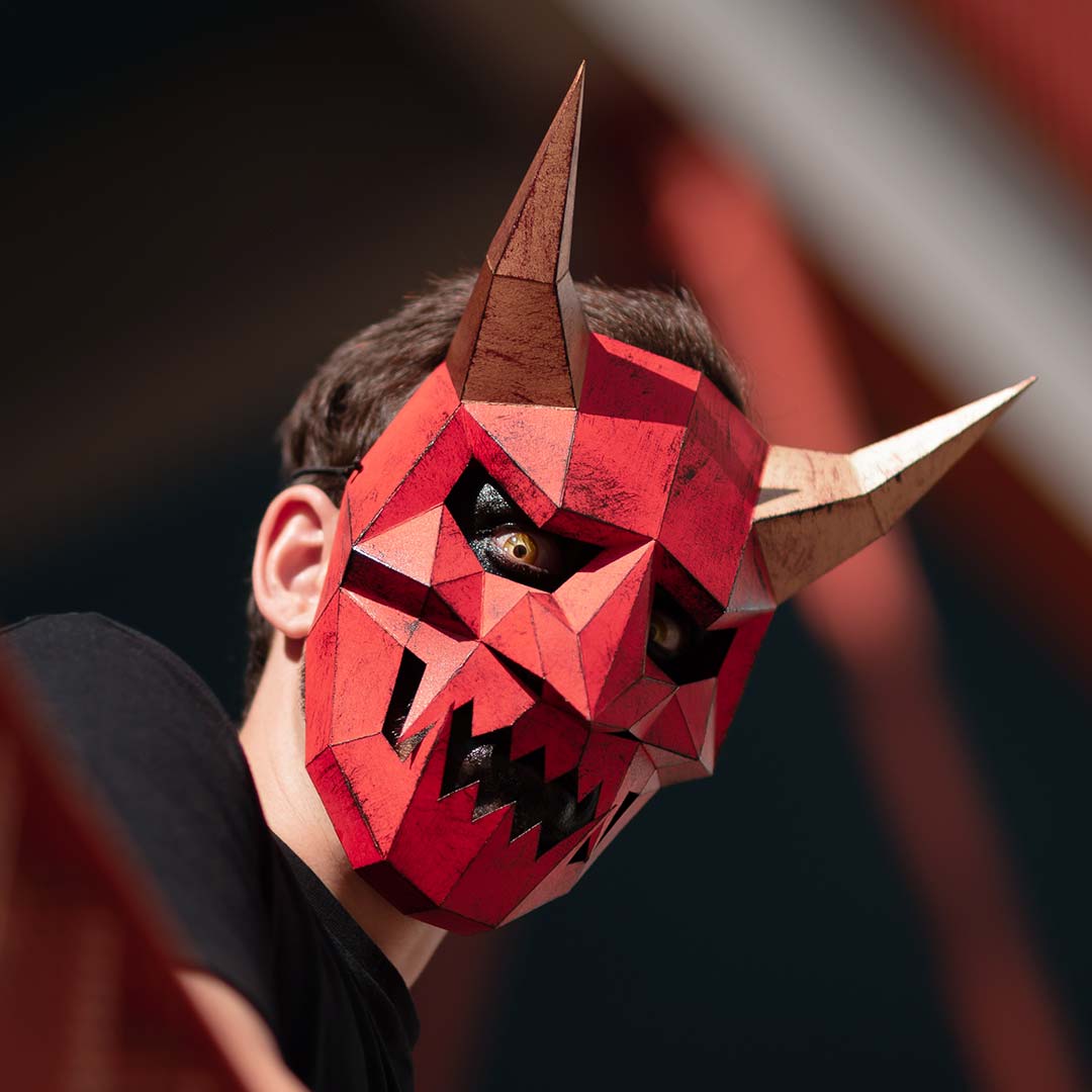 Máscara de demonio japonés de papel 3D hecha con plantillas de un PDF descargable
