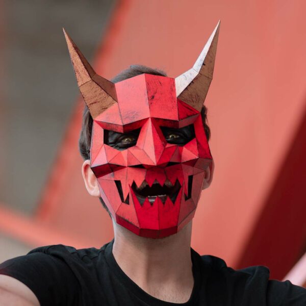 Máscara de diablo japonés de papel 3D hecha con plantillas de un PDF descargable