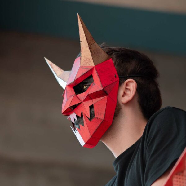 Máscara de oni de papel 3D hecha con plantillas de un PDF descargable