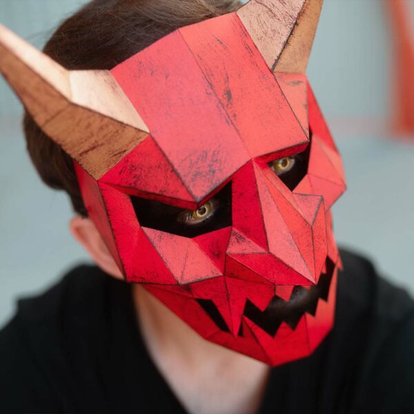 Máscara de hannya de papel 3D hecha con plantillas de un PDF descargable