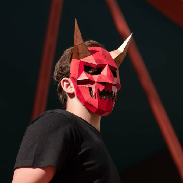Máscara de demonio japonés de papel 3D hecha con plantillas de un PDF descargable