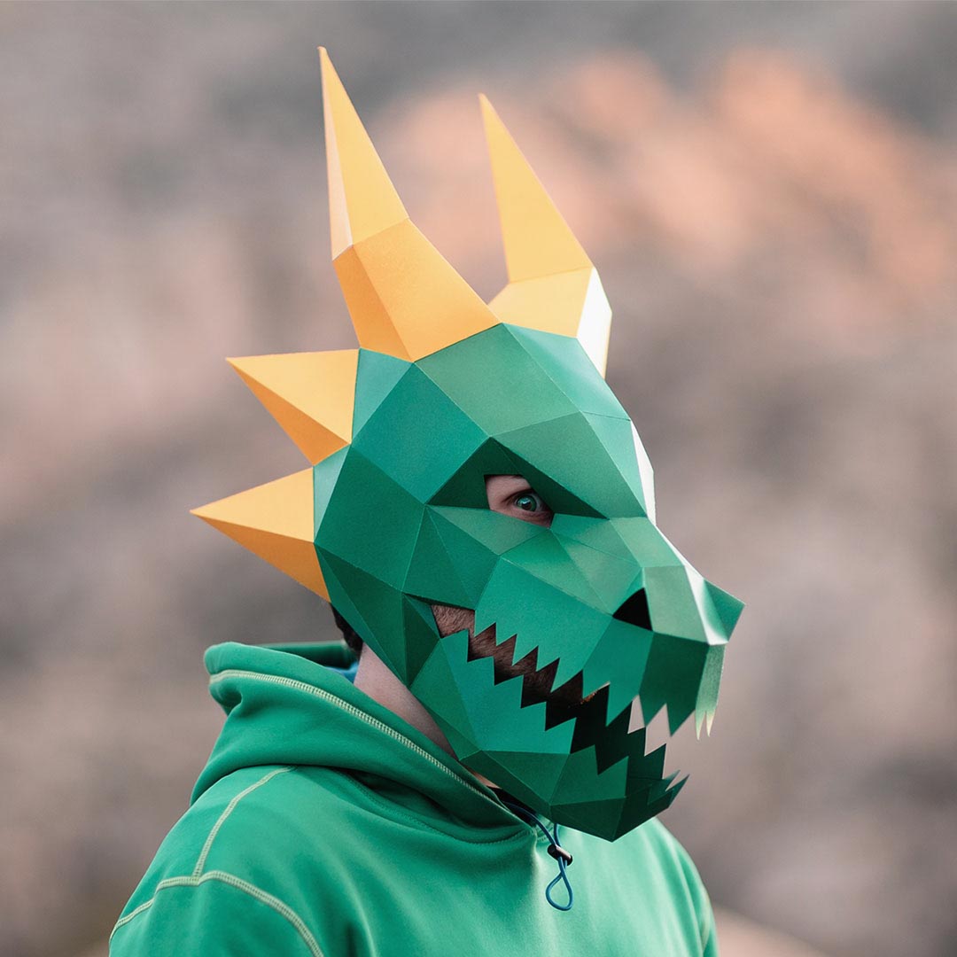 Máscara de dragón de papel 3D hecha con plantillas de un PDF descargable