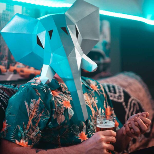 Máscara de elefante de papel 3D hecha con plantillas de un PDF descargable
