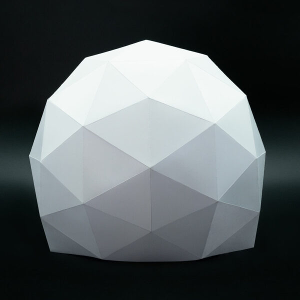 Máscara de esfera de papel geométrica hecha con plantillas de un PDF descargable