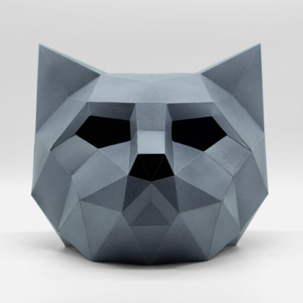 Máscara de gato de papel geométrica hecha con plantillas de un PDF descargable