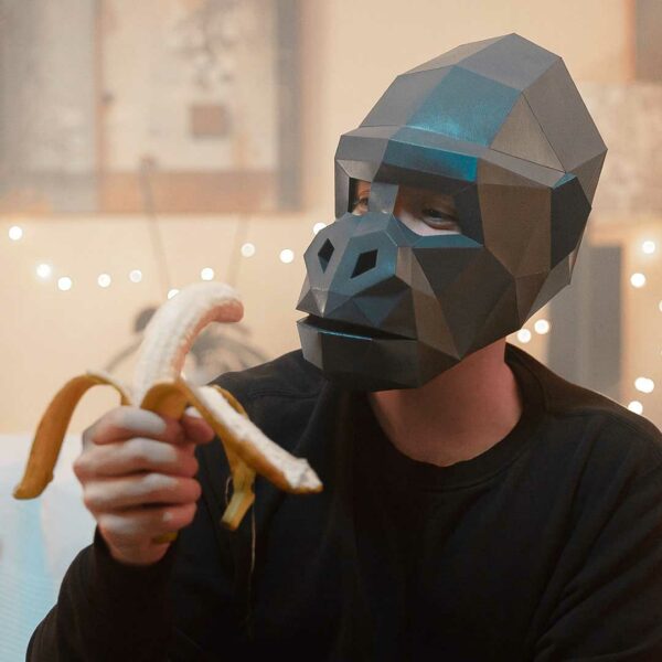 Máscara de gorila de papel 3D hecha con plantillas de un PDF descargable