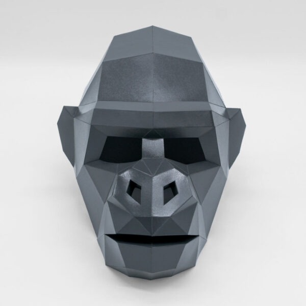 Máscara de gorila de papel geométrica hecha con plantillas de un PDF descargable