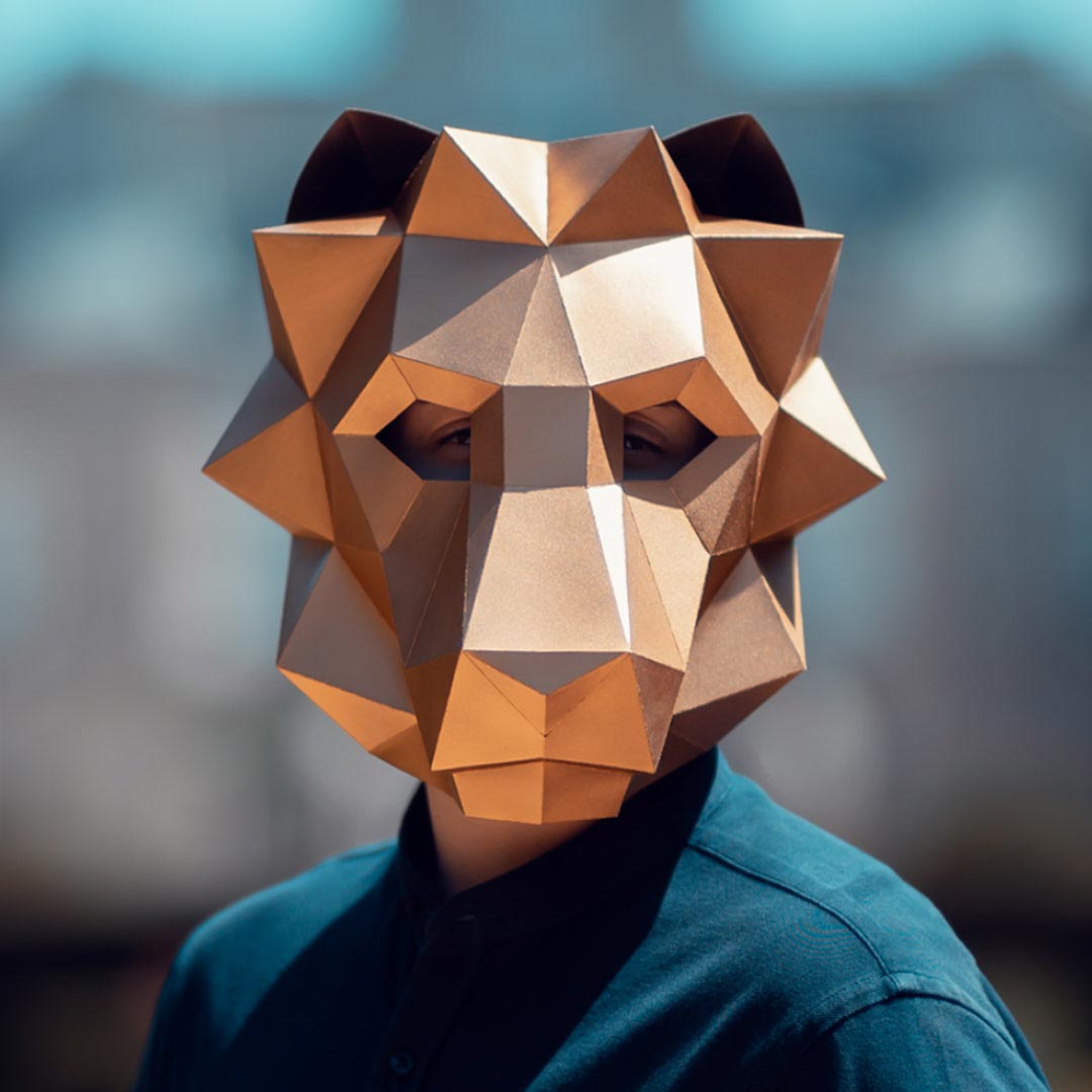Máscara de león de papel 3D hecha con plantillas de un PDF descargable