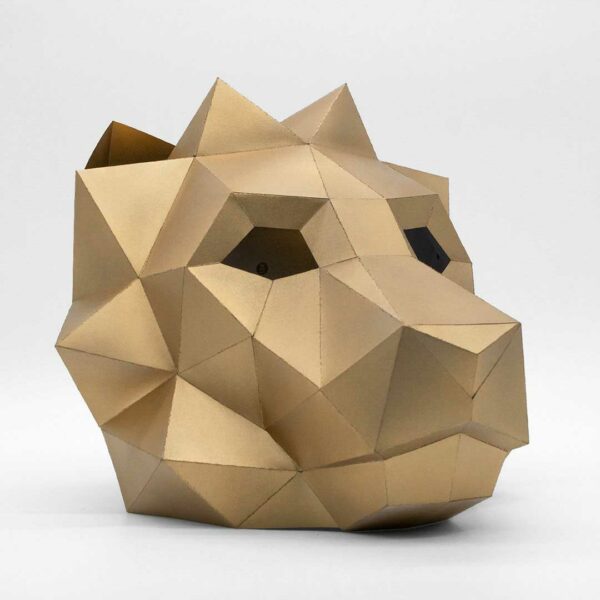 Máscara de león de papel geométrica hecha con plantillas de un PDF descargable