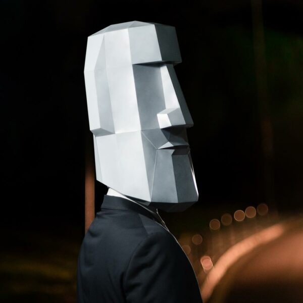 Máscara de Moai de papel 3D hecha con plantillas de un PDF descargable
