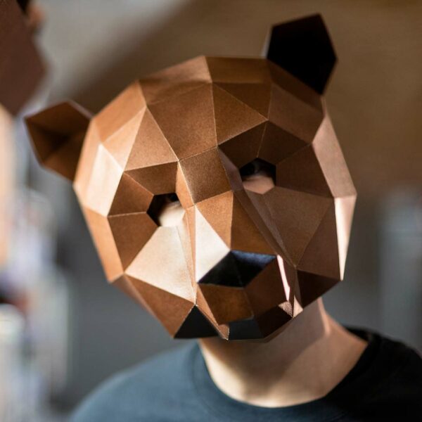 Máscara de oso de papel 3D hecha con plantillas de un PDF descargable