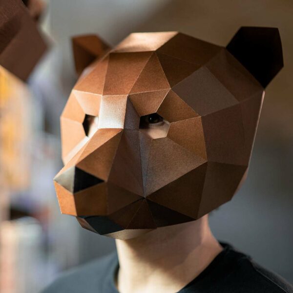 Máscara de oso de papel 3D hecha con plantillas de un PDF descargable