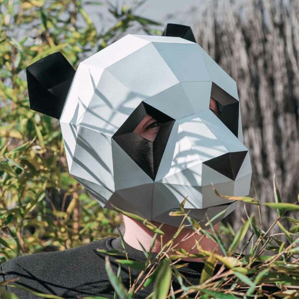 Máscara de panda de papel 3D hecha con plantillas de un PDF descargable