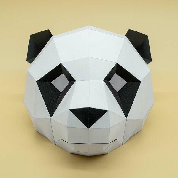 Máscara de panda de papel geométrica hecha con plantillas de un PDF descargable