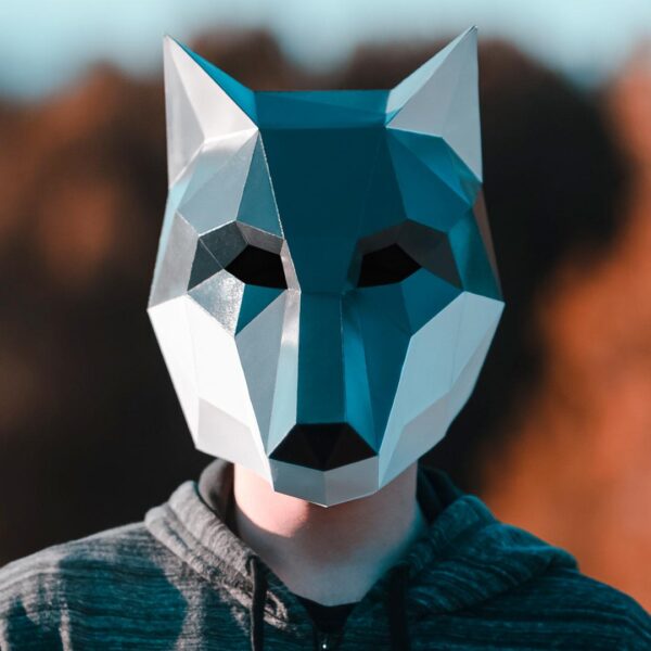 Máscara de perro de papel 3D hecha con plantillas de un PDF descargable