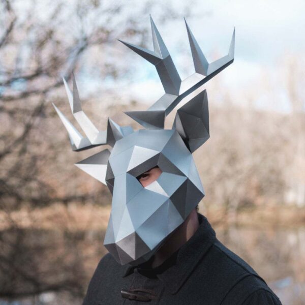 Máscara de reno de papel 3D hecha con plantillas de un PDF descargable