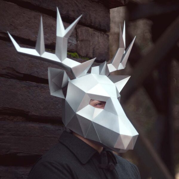 Máscara de reno o ciervo de papel 3D hecha con plantillas de un PDF descargable
