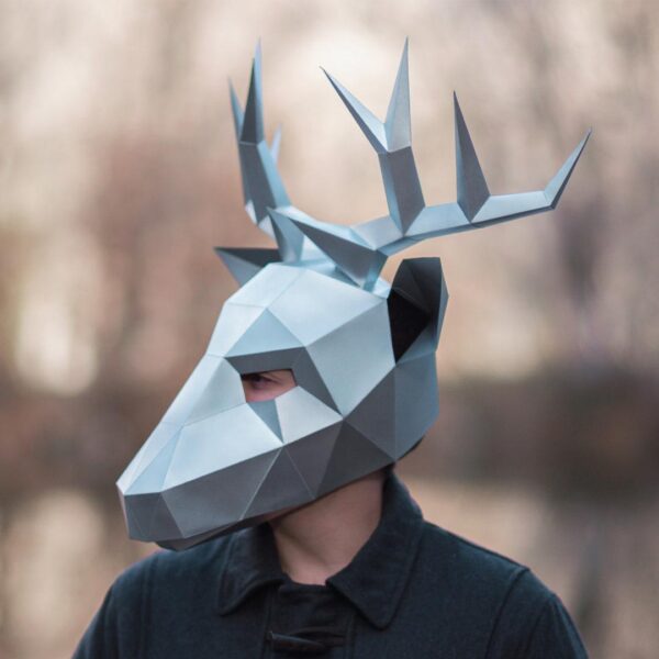 Máscara de ciervo de papel 3D hecha con plantillas de un PDF descargable