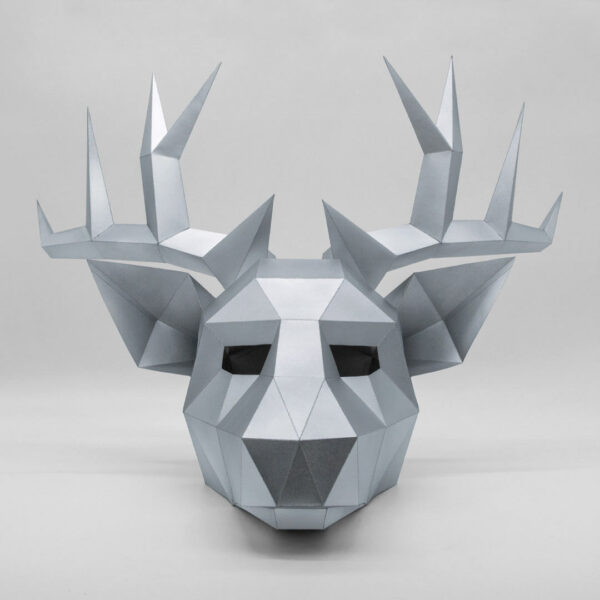 Máscara de reno o ciervo de papel geométrica hecha con plantillas de un PDF descargable