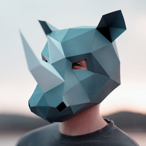 Máscara de rinoceronte de papel 3D hecha con plantillas de un PDF descargable