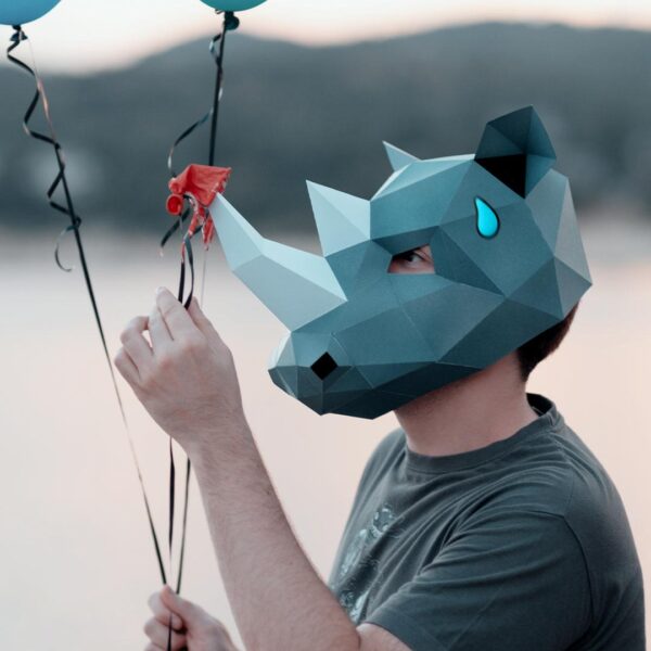 Máscara de rinoceronte de papel 3D hecha con plantillas de un PDF descargable