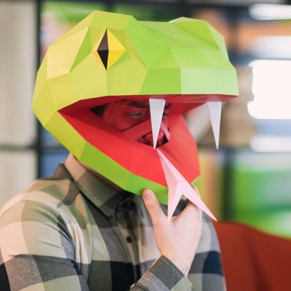 Máscara de serpiente de papel 3D hecha con plantillas de un PDF descargable