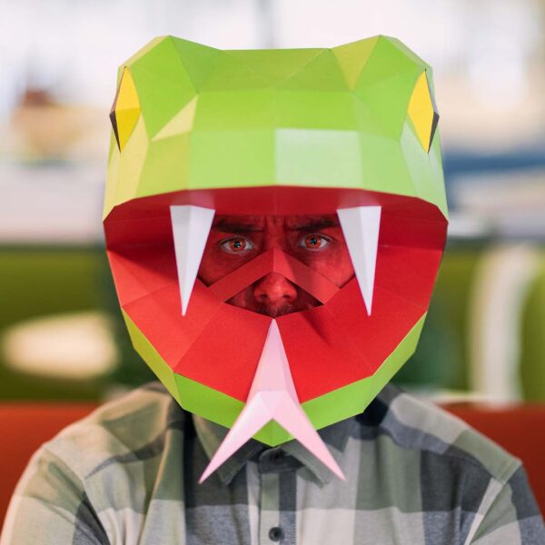 Máscara de cobra de papel 3D hecha con plantillas de un PDF descargable