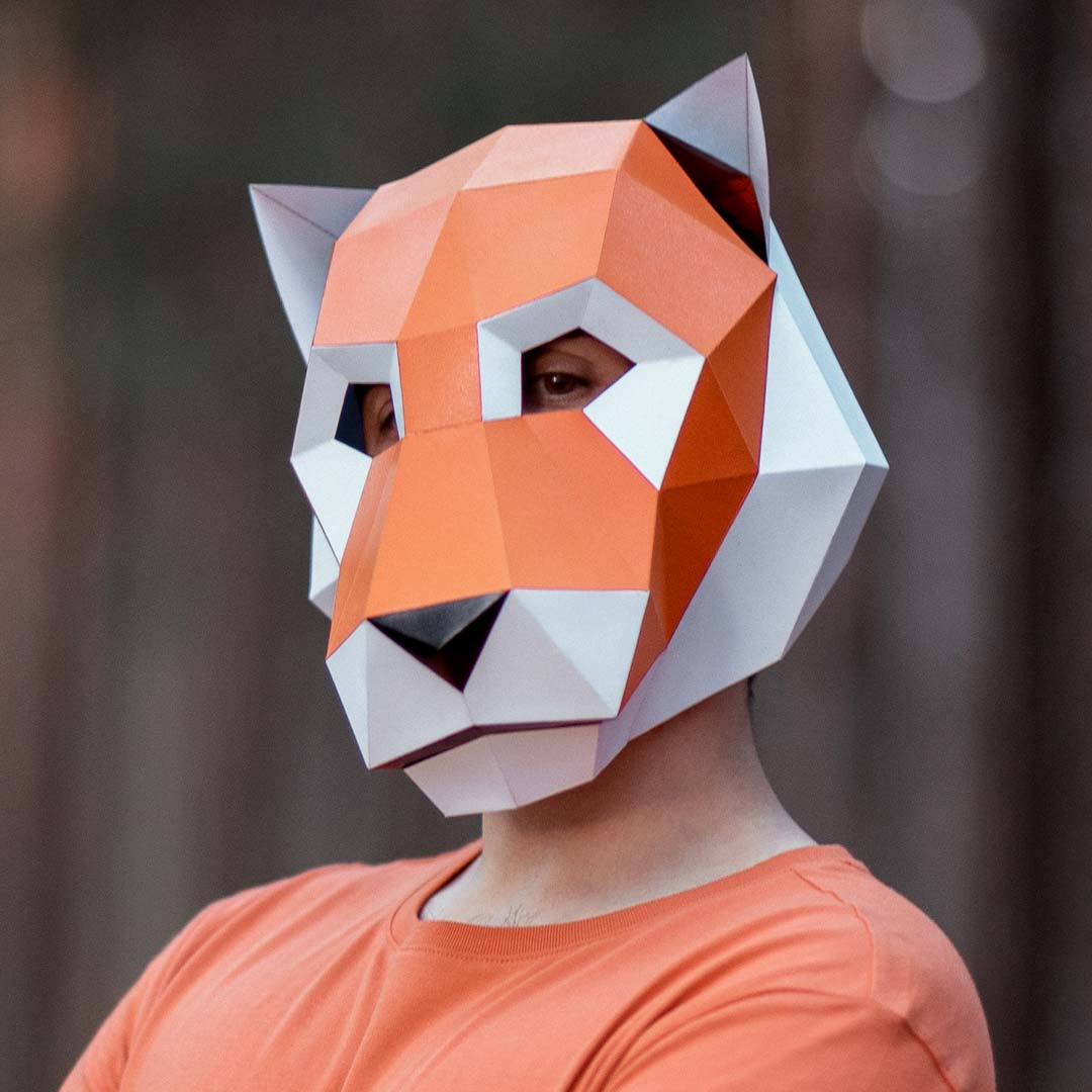 Máscara de tigre de papel 3D hecha con plantillas de un PDF descargable