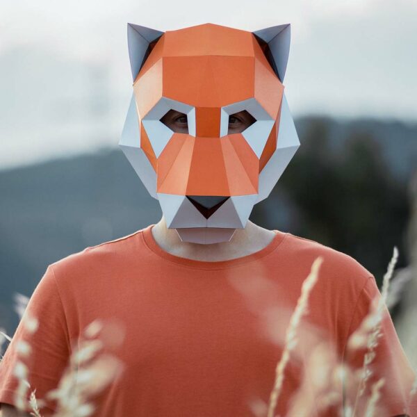 Máscara de tigre de papel 3D hecha con plantillas de un PDF descargable