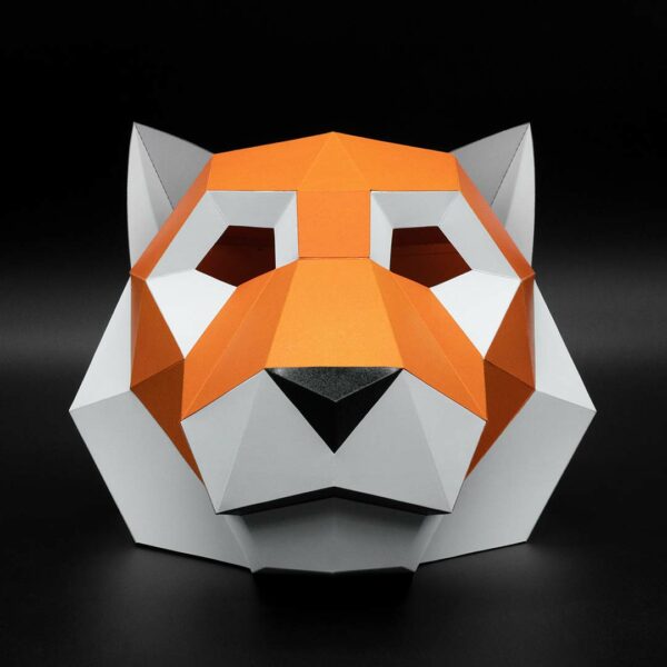 Máscara de tigre de papel geométrica hecha con plantillas de un PDF descargable