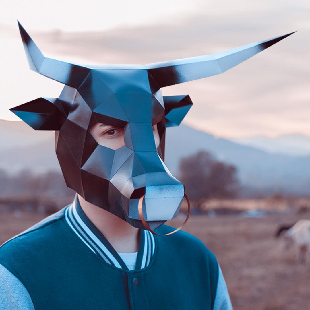 Máscara de toro de papel 3D hecha con plantillas de un PDF descargable