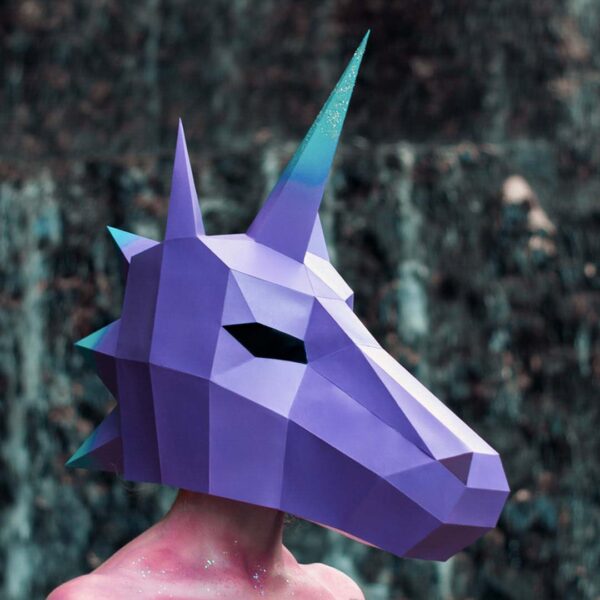 Máscara de unicornio de papel 3D hecha con plantillas de un PDF descargable