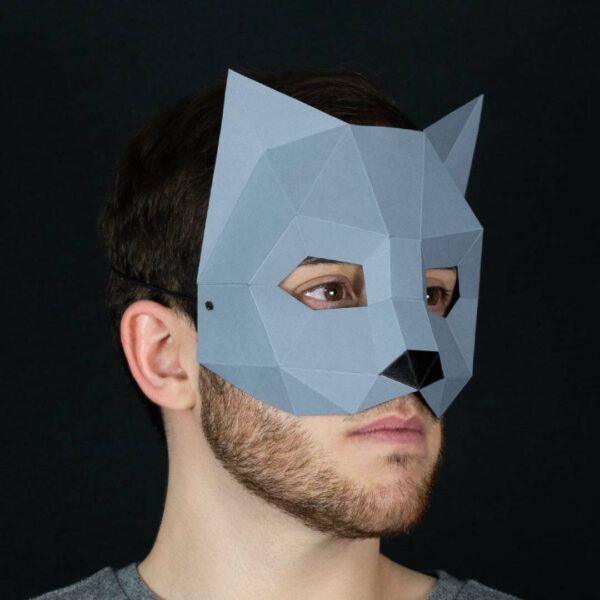 Mini máscara de gato de papel 3D hecha con plantillas de un PDF descargable