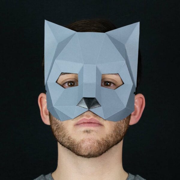 Mini máscara de gato de papel 3D hecha con plantillas de un PDF descargable