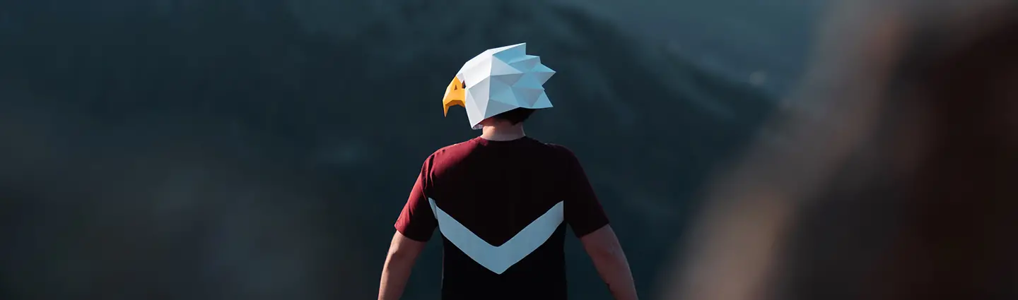 Persona con Mascara de Águila en la montaña