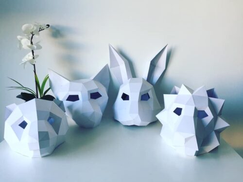 Máscara de gato esfinge de papel junto a otras máscaras de animales 3D