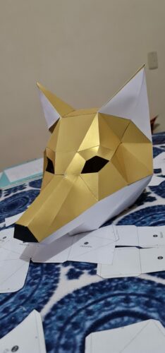 Máscara de zorro dorada y blanca hecha con cartulina