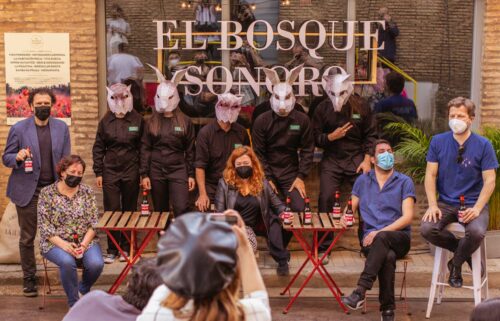 Varios adultos con Máscaras de Animales de papel en la presentación de Bosque Sonoro